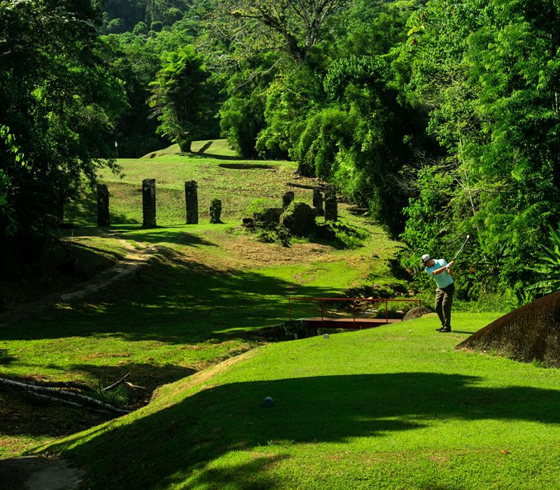 Campo de Golfe ++com 18 buracos