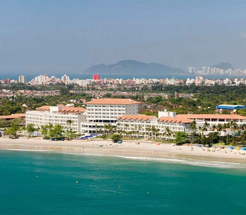 O Resort Sofitel Jequitimar na praia do Guarujá.